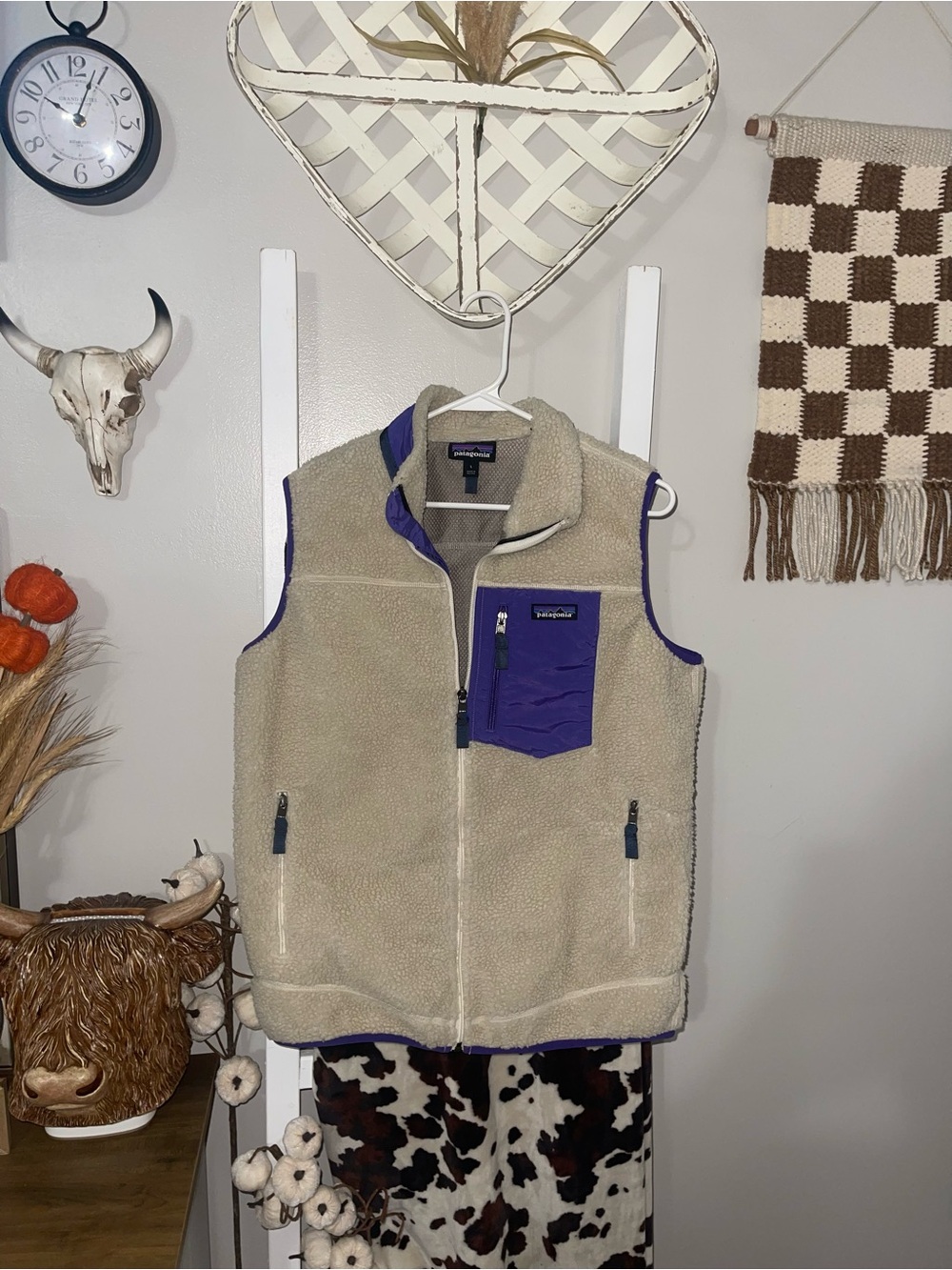 Patagonia Women Size Large Cream Fleece Vest with Purple Chest Pocket